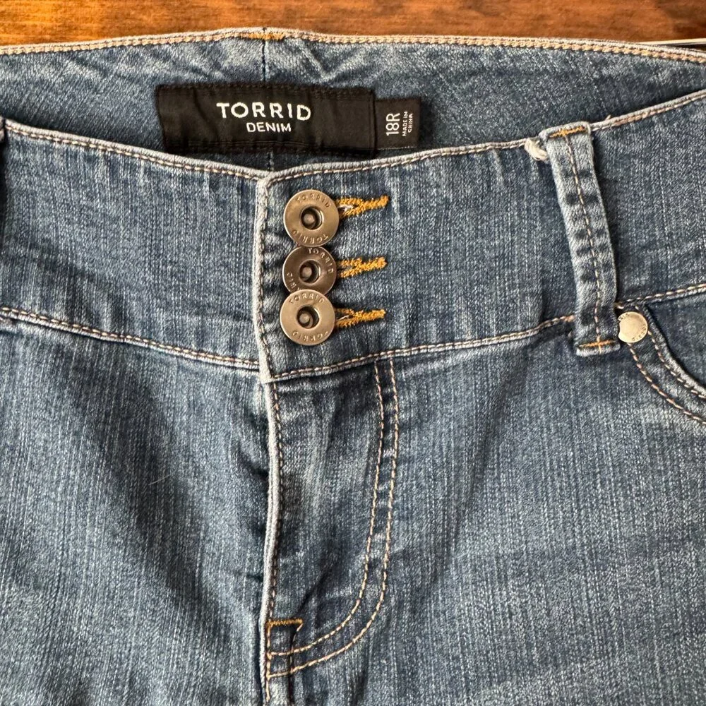 Torrid Medium Rinse Denim 5-Pocket Look Jegging Size 18R